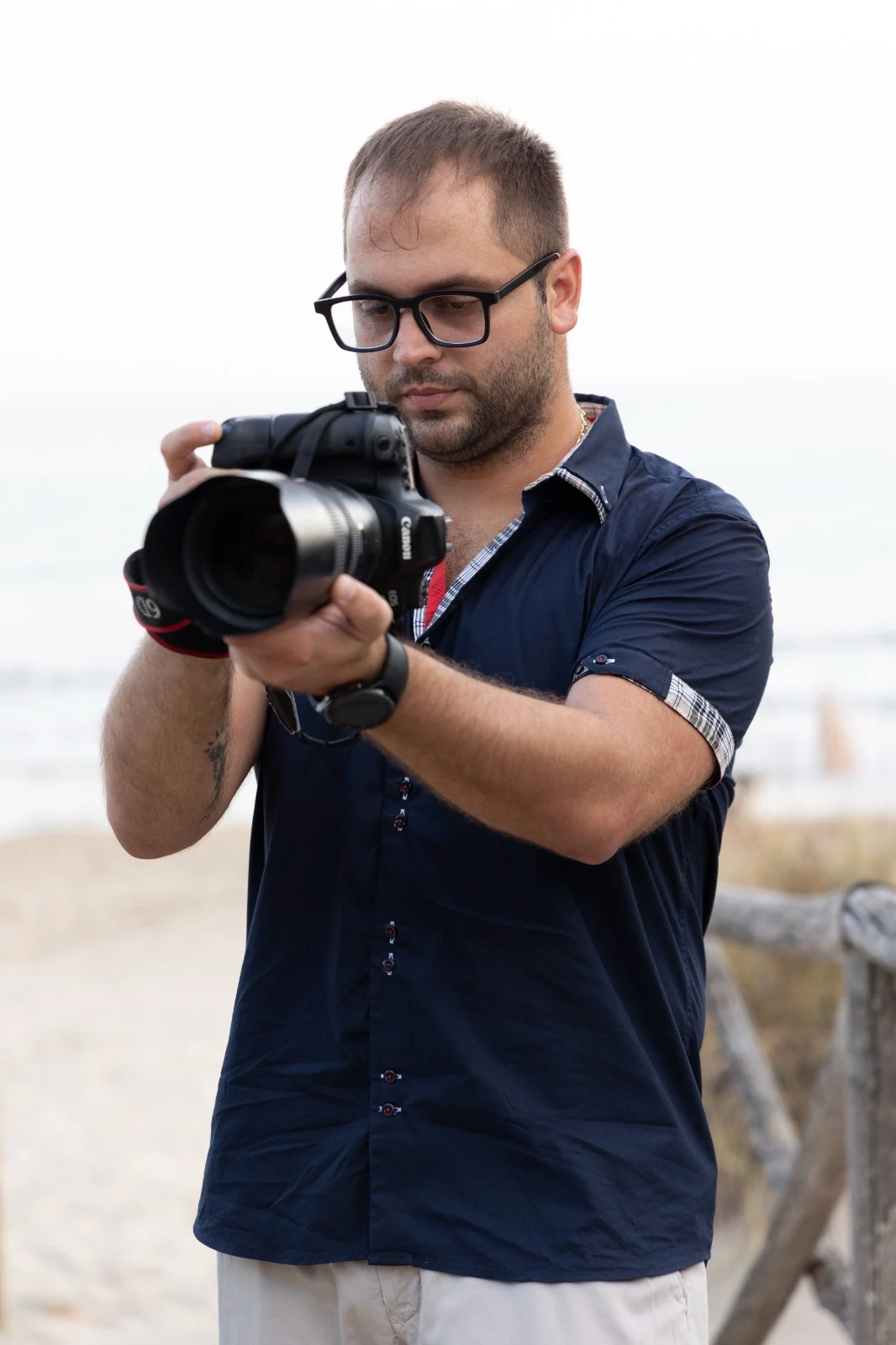 Jean Luis De Mol con la sua fotocamera Canon